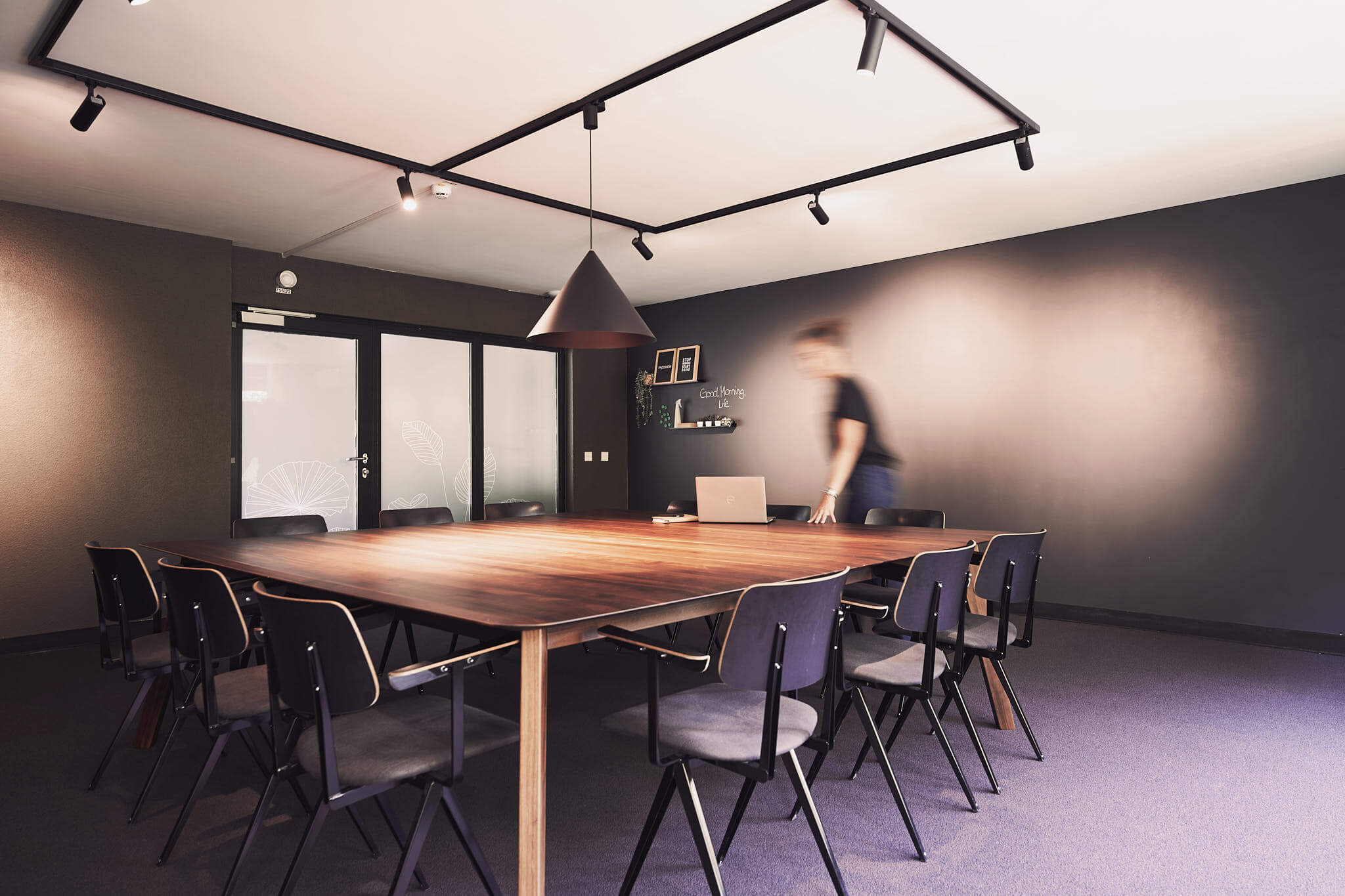 Eine Frau bewegt sich im Mindspace am Tisch.