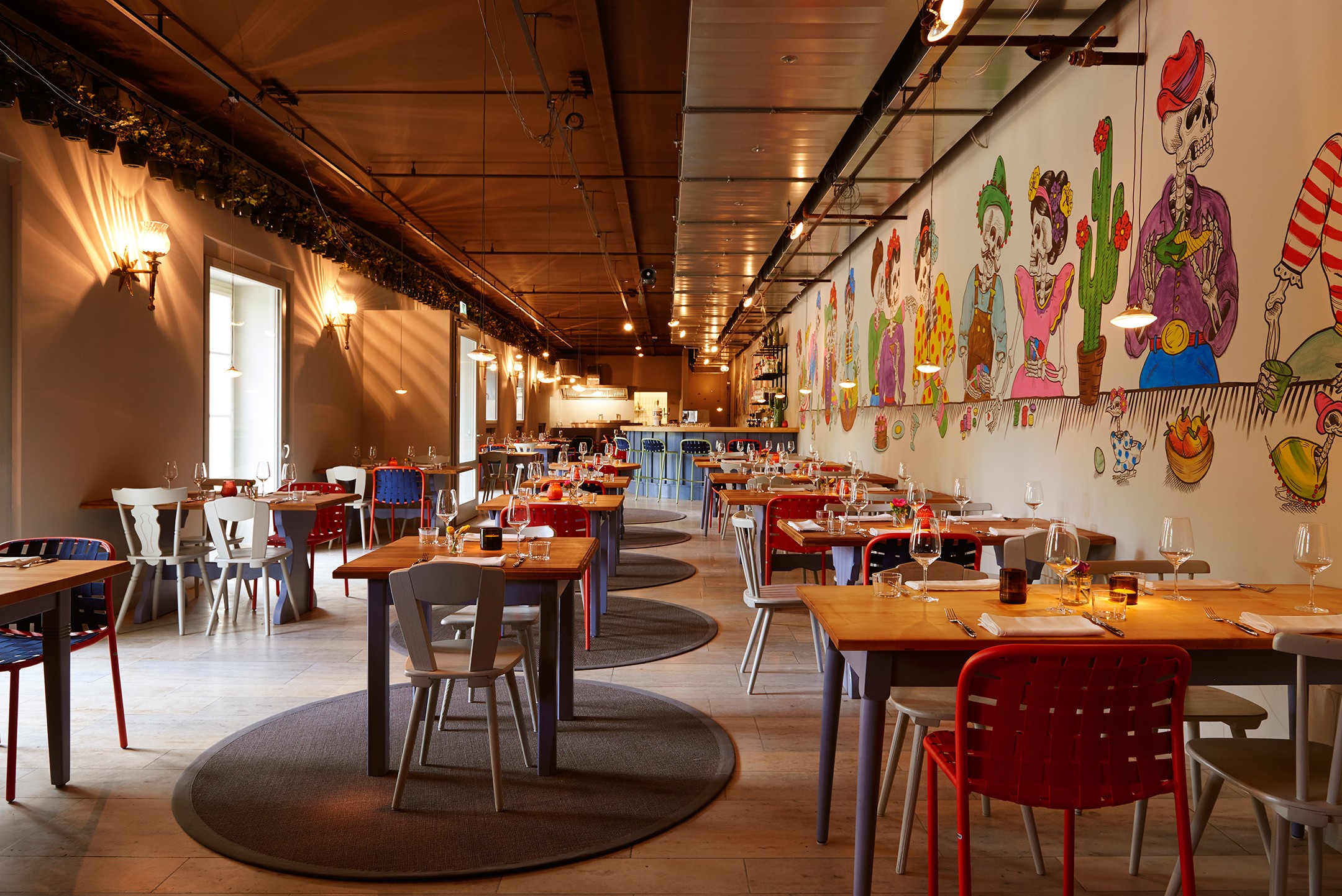 Ein Restaurant mit bunten Möbeln und Tapeten, das die Vielfalt Lateinamerikas verkörpert.