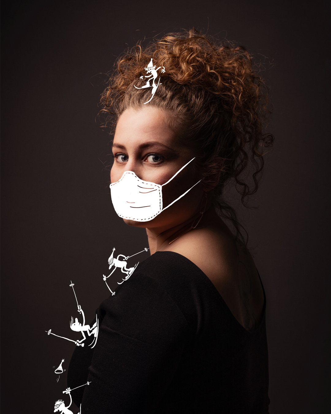 Dunkelblond gelockte Frau blickt über ihre linke Schulter, über Mund und Nase trägt sie eine illustrierte Maske, vom Kopf aus fahren kleine Männchen auf ihr Ski den Arm herunter