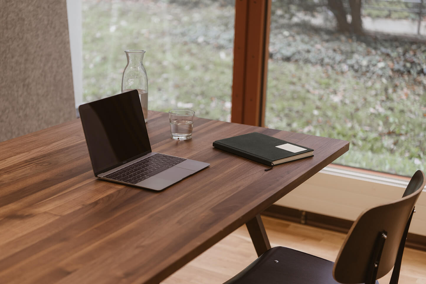 Arbeitsplatz mit Aussicht in einem der Tagungsräume des Bold Campus