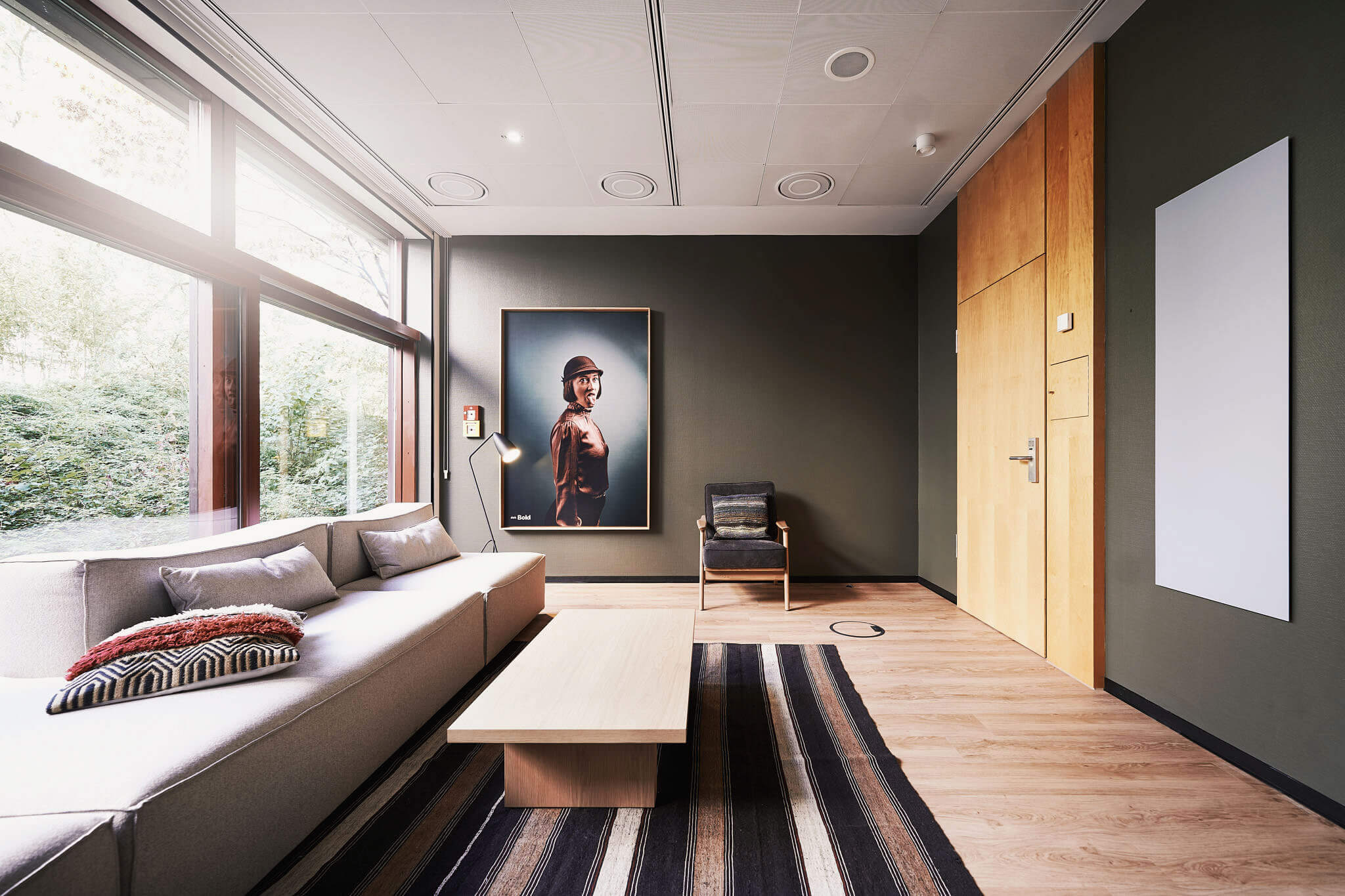 Ein Meetingraum ideal für kleine Gruppen mit Sofa und kleinen Tischen.