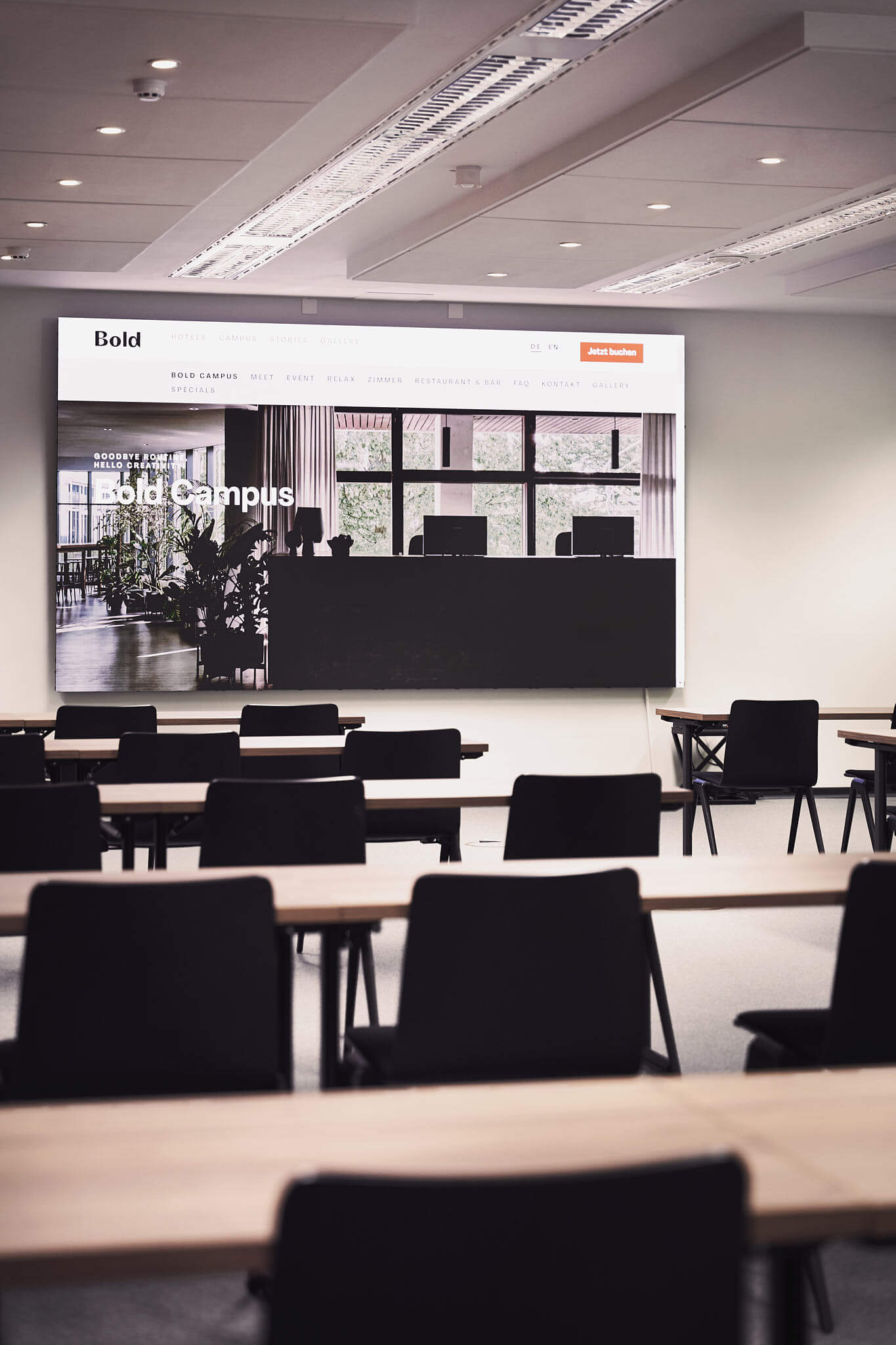 Eine LED Wand im Meetingraum im Bold Campus