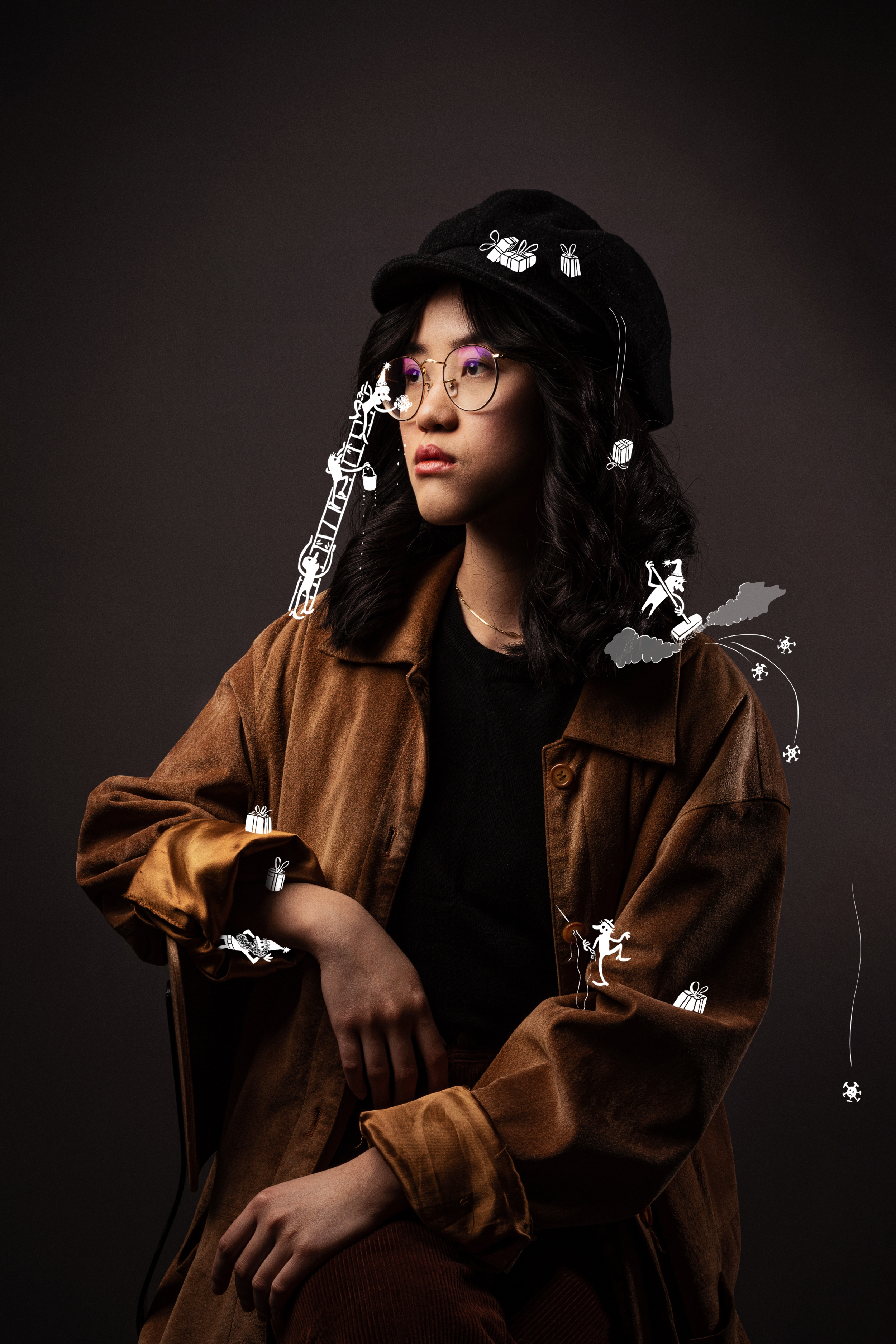 Eine asiatisch anmutende Frau mit schwarzen Haaren, runder Brille und schwarzem Hut posiert im Stil alter Meister, auf ihr tummeln sich illustrierte weiße Männchen