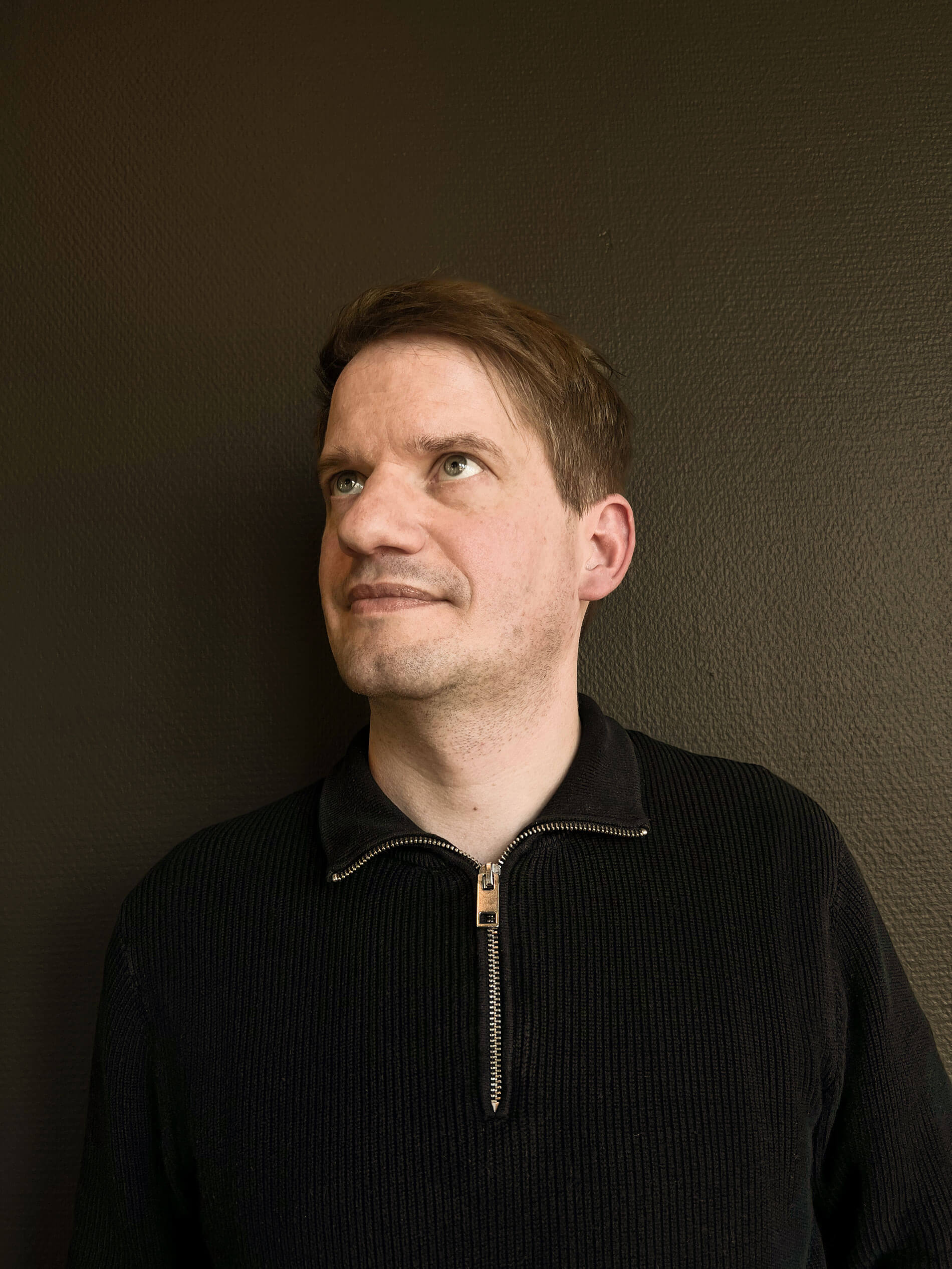 Rene, mit dem Blick für Details, mit dunklen, kurzen Haaren