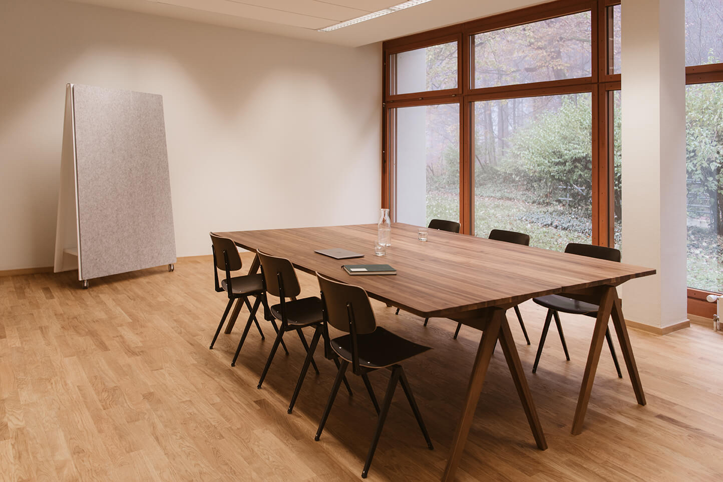 Heller Meetingraum mit Holzboden