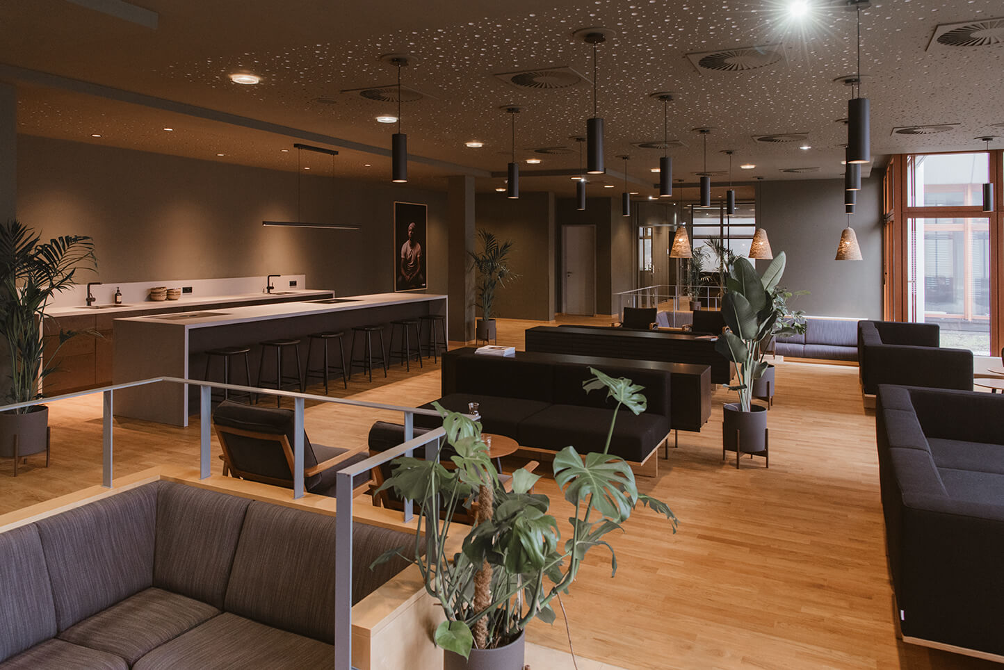 Die Atrium Lounge des Bold Campus mit hellen Holzfußboden und Sitzgelegenheiten