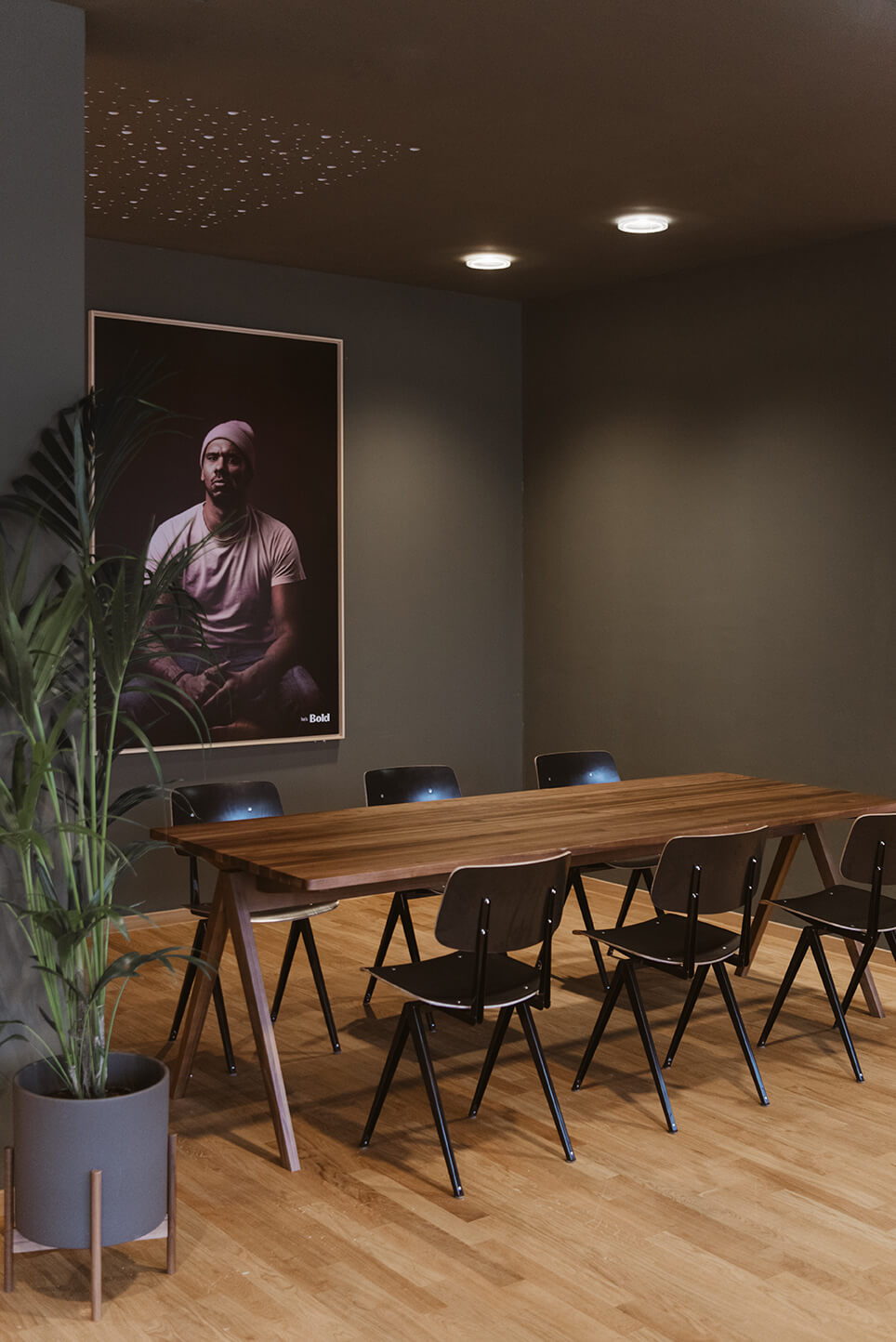 Ein großer, moderner Holztisch mit schwarzen Stühlen in einer Ecke